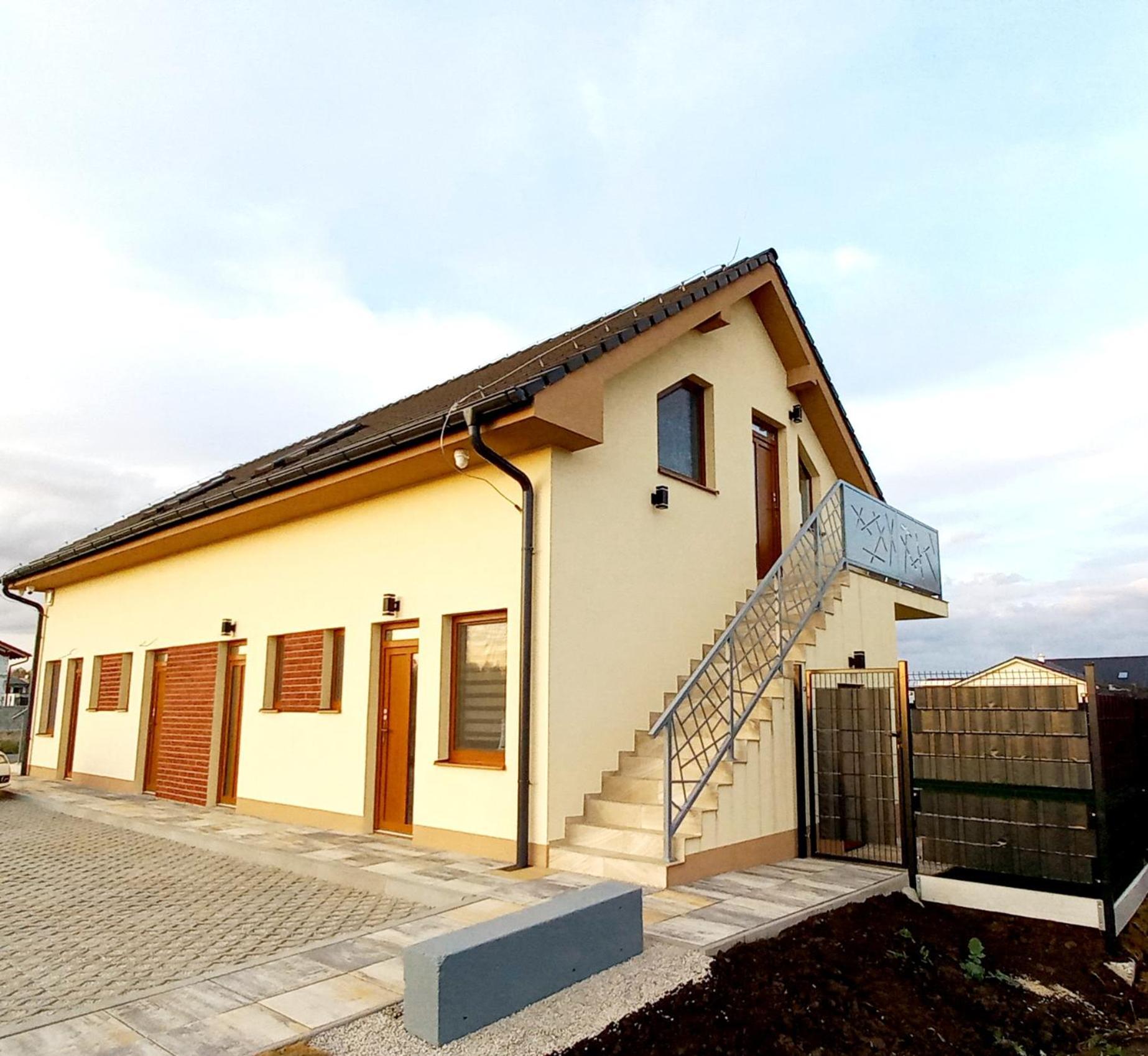 Ahoy Relax Apartmany Nesvady Bagian luar foto